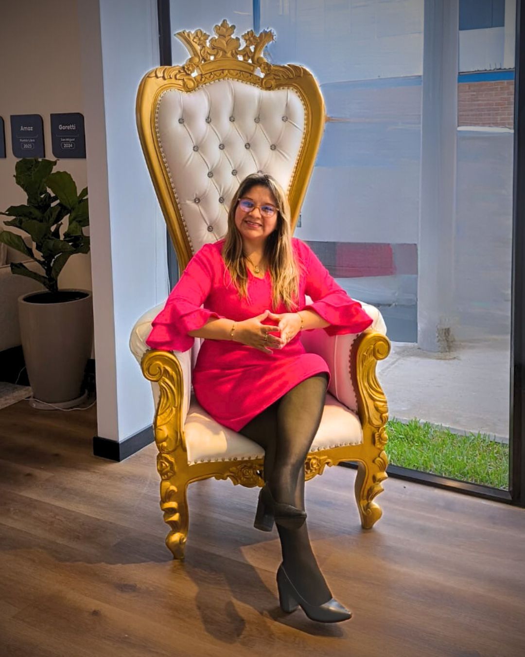 Marygi en trono dorado